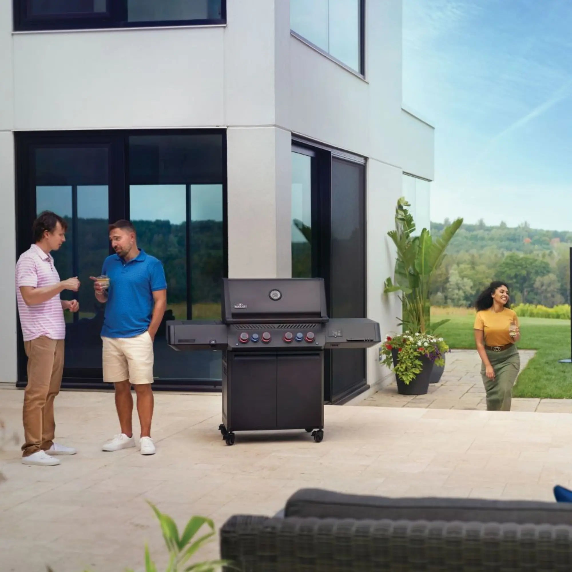 Napoleon Phantom Prestige® 500 Connected RSIB Gas Barbecue Napoleon Rogue® PRO-S 525 RSIB Barbecue with Infrared Side and Rear Burners